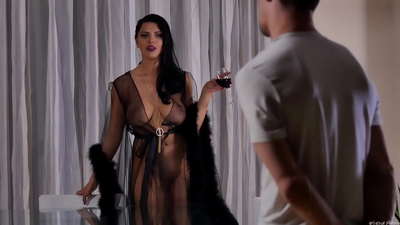 স্লাট কিরা রানী তার প্রতিবেশীকে চায়ের জন্য আমন্ত্রণ জানিয়েছিল এবং রাতের খাবার টেবিলে তাকে চুদেছিল